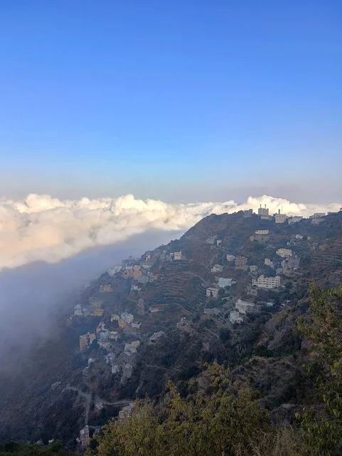 القمم والمرتفعات الجبلية في محافظة فيفاء، مناطق وأماكن سياحية طبيعية في المملكة العربية السعودية، البيوت والمباني السكنية الاثرية القديمة في جبال جازان، الأجواء الضبابية فوق المدرجات الزراعية الخضراء والاشجار، خلفية الطبيعة