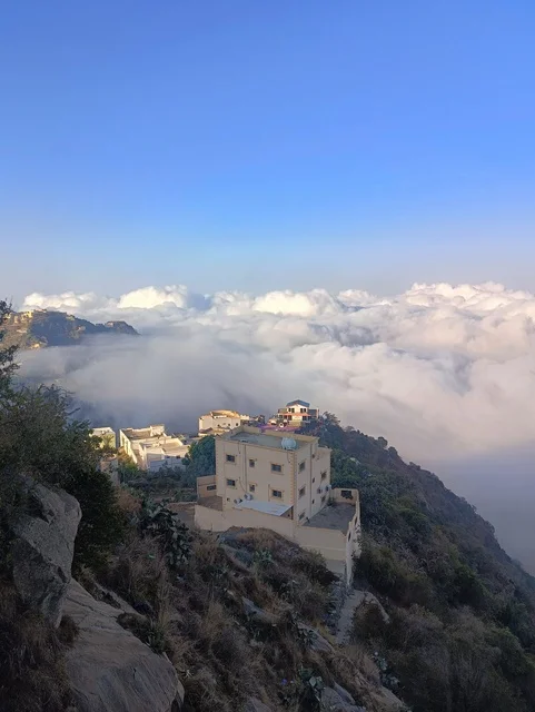 القمم والمرتفعات الجبلية في محافظة فيفاء، مناطق وأماكن سياحية طبيعية في المملكة العربية السعودية، البيوت والمباني السكنية الاثرية القديمة في جبال جازان، الأجواء الضبابية فوق المدرجات الزراعية الخضراء والاشجار، خلفية الطبيعة