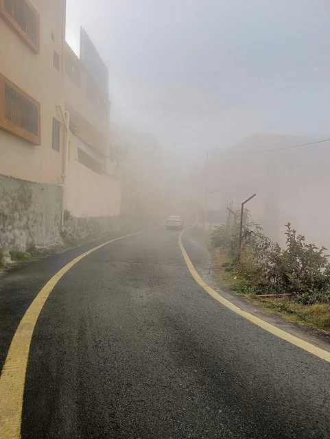 القمم والمرتفعات الجبلية في محافظة فيفاء، مناطق وأماكن سياحية طبيعية في المملكة العربية السعودية، البيوت والمباني السكنية الاثرية القديمة في جبال جازان، الأجواء الضبابية فوق المدرجات الزراعية الخضراء والاشجار، خلفية الطبيعة