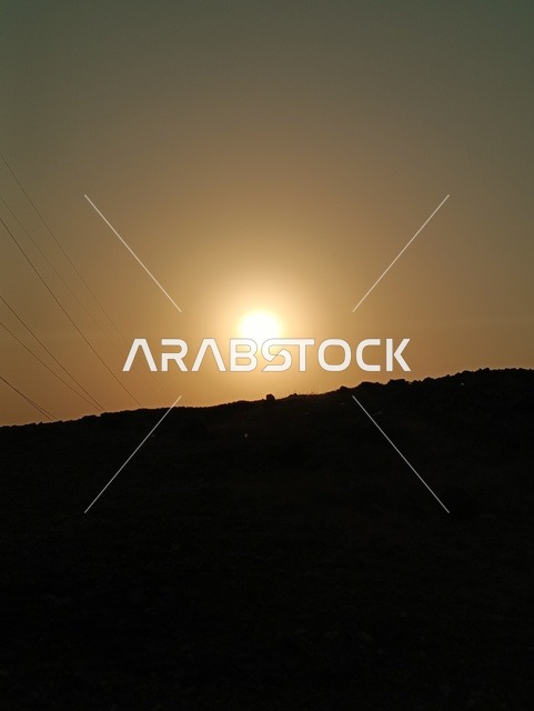 القمم والمرتفعات الجبلية في محافظة العيدابي وقت غروب الشمس ، مناطق وأماكن سياحية طبيعية في منطقة جازان جنوب المملكة العربية السعودية ، خلفية الطبيعة