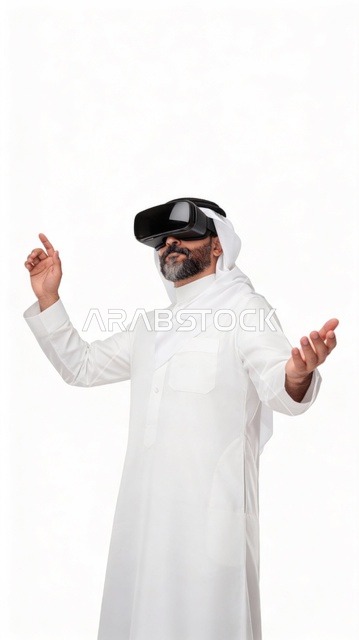 رؤية المشاهد الخيالية، الاشارة بإصبع السبابة إلى شيء ما، استخدام الأجهزة التقنية الحديثة، التفاعل والاندماج مع الواقع الافتراضي، بورتريه لرجل عربي خليجي سعودي يرتدي الثوب التقليدي والشماغ يضع نظارات الفي آر، قضاء أوقات الفراغ بشكل ممتع، خلفية بيضاء
