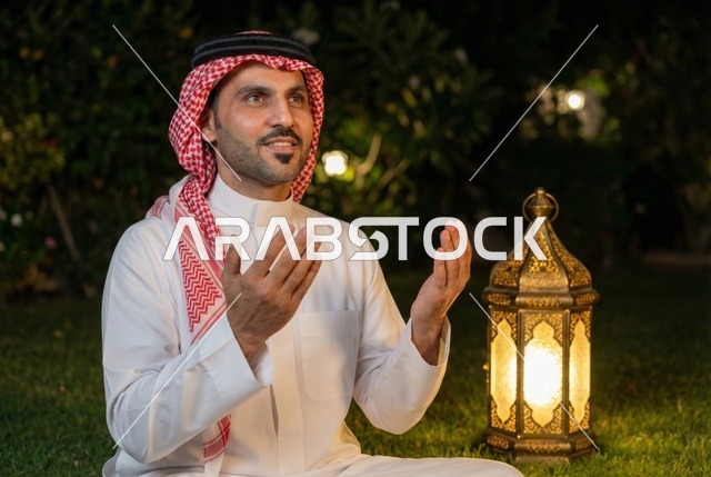 أذكار وأدعية وفرائض، الركوع والسجود والخشوع لله، رجل عربي سعودي خليجي يرتدي الثوب التقليدي والشماغ يجلس على السجادة و يؤدي فريضة الصلاة ، آداء صلاة التراويح فى شهر رمضان الكريم ، الدعاء والتضرع الى الله