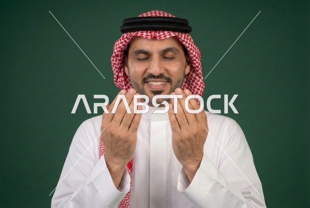 أذكار وأدعية وفرائض، الركوع والسجود والخشوع لله، رجل عربي سعودي خليجي يرتدي الثوب التقليدي والشماغ يجلس على السجادة و يؤدي فريضة الصلاة ، آداء صلاة التراويح فى شهر رمضان الكريم ، الدعاء والتضرع الى الله