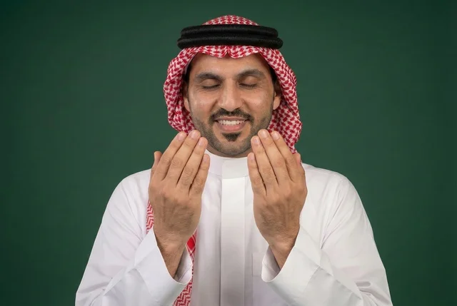 أذكار وأدعية وفرائض، الركوع والسجود والخشوع لله، رجل عربي سعودي خليجي يرتدي الثوب التقليدي والشماغ يجلس على السجادة و يؤدي فريضة الصلاة ، آداء صلاة التراويح فى شهر رمضان الكريم ، الدعاء والتضرع الى الله