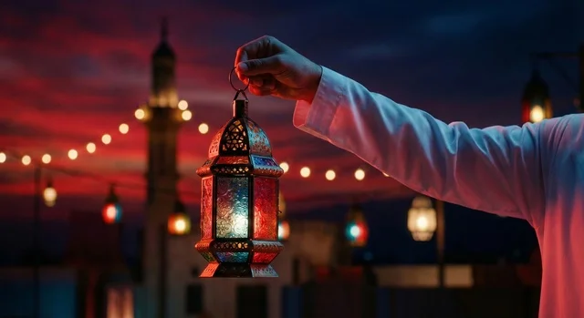 شهر رمضان المبارك، رجل عربي خليجي سعودي يرتدي الزي التقليدي والشماغ  يمسك فانوس رمضان، إضاءة وزينة شهر رمضان، أجواء رمضانية، مناسبات دينية ، اسلاميات وعبادات
