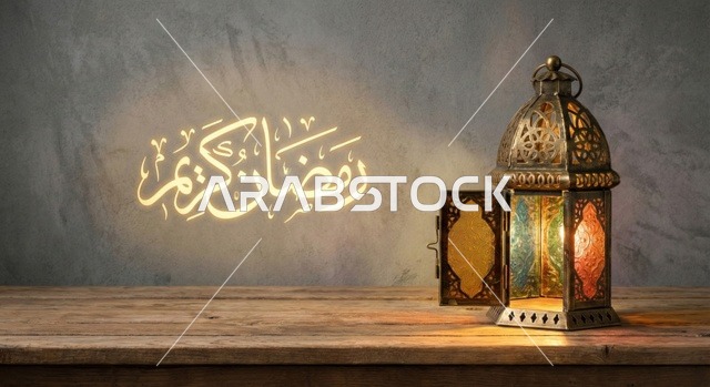 مفهوم الاحتفال بالمناسبات والأعياد الدينية الاسلامية، فرحة المسلمين بقدوم شهرالخير، التصميم العصري للفوانيس والتحف التقليدية, إضاءة المصابيح المعدنية المزخرفة ، قدوم شهر رمضان المبارك