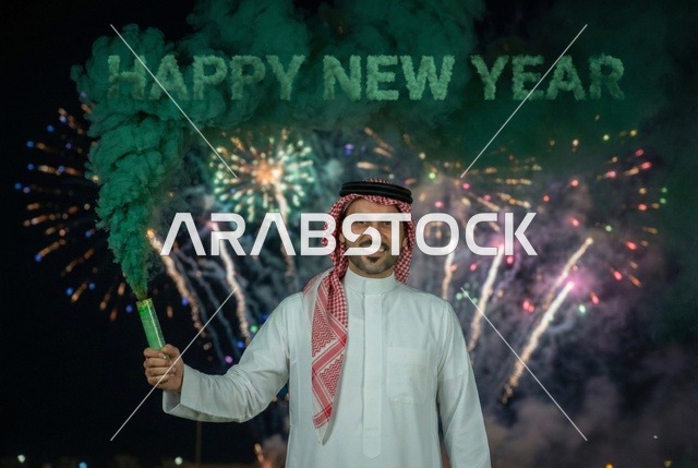 أجواء الاحتفالات السنوية في المملكة, الفعاليات الاحتفالية الترفيهية بالأعياد والمناسبات, الاستعداد لقدوم العام الجديد, انطلاق المفرقعات والألعاب النارية في سماء السعودية ليلا, رجل عربي خليجي سعودي يرتدي الزى التقليدي والشماغ يحتفل بعيد رأس السنة الميلادية 2026