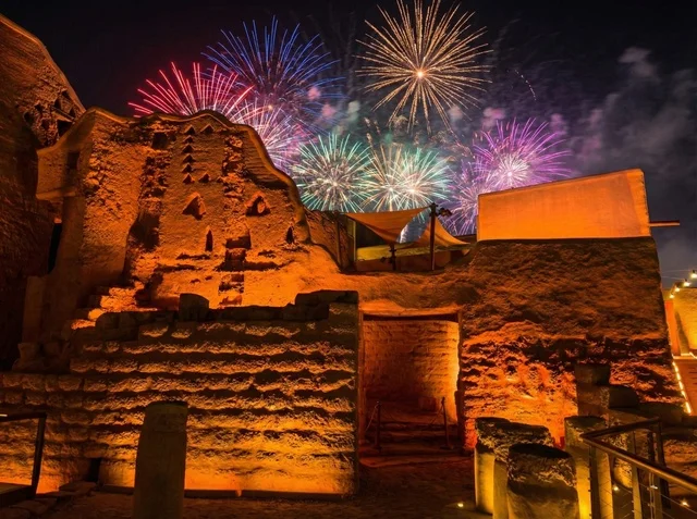 مكان سياحي تراثي في السعودية، الفن الهندسي المعماري على الطراز القديم، المباني الأثرية والبيوت الطينية في حي الطريف في الدرعية القديمة، معالم أثرية تاريخية مشهورة،  انطلاق المفرقعات والألعاب النارية في سماء السعودية ليلا,  الفعاليات الاحتفالية الترفيهية بالأعياد والمناسبات, الاحتفال بعيد رأس السنة الميلادية 2026