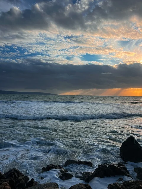 غروب الشمس على شاطئ البحر ، منظر الغروب على شاطئ البحر ، السماء والمناظر الطبيعية الخلابة ، خلفية الطبيعة ، المناظر البحرية الهادئة ، هدوء البحر ، تأمل البحر وقت غروب الشمس .