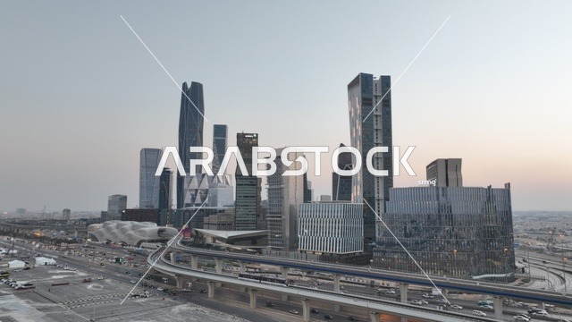 مركز الملك عبدالله المالي ( كافد ) في الرياض بالمملكة العربية السعودية في وضع الليل ، معالم سياحية مشهورة بالرياض ، طريق الملك عبدالله المالي بالرياض ، الفن الهندسي المعماري بالسعودية ، طرق وشوارع الرياض