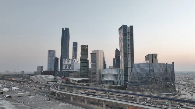 مركز الملك عبدالله المالي ( كافد ) في الرياض بالمملكة العربية السعودية في وضع الليل ، معالم سياحية مشهورة بالرياض ، طريق الملك عبدالله المالي بالرياض ، الفن الهندسي المعماري بالسعودية ، طرق وشوارع الرياض