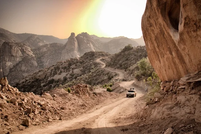 المباني الاثرية في البلدة القديمة في محافظة العلا في المملكة العربية السعودية، القمم والمرتفعات الجبلية، المعالم والمناطق التاريخية القديمة، طريق اسفلتي معبد بين المنازل والبيوت التراثية الطينية، التكوينات والتشكيلات الصخرية في الاماكن السياحية