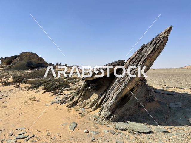 المباني الاثرية في البلدة القديمة في محافظة العلا في المملكة العربية السعودية، القمم والمرتفعات الجبلية، المعالم والمناطق التاريخية القديمة، طريق اسفلتي معبد بين المنازل والبيوت التراثية الطينية، التكوينات والتشكيلات الصخرية في الاماكن السياحية