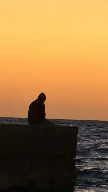 المدن الساحلية في المملكة العربية السعودية, الأمواج الهادئة لبحر مدينة ضباء ,اماكن ومعالم سياحية مشهورة, منظر غروب الشمس على المياه الصافية, الاستمتاع في المناظر الطبيعيه, خلفية الطبيعه