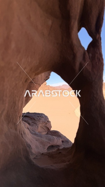 التكوينات الصخرية في منطقة بجدة نيوم شمال غرب المملكة العربية السعودية ، مناظر طبيعية للرمال الذهبية ، جبال ذات تشكيلات صخرية جذابة في تبوك ، معالم حضارية سياحية في المملكة العربية السعودية .