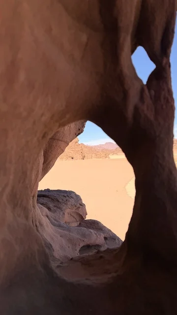 التكوينات الصخرية في منطقة بجدة نيوم شمال غرب المملكة العربية السعودية ، مناظر طبيعية للرمال الذهبية ، جبال ذات تشكيلات صخرية جذابة في تبوك ، معالم حضارية سياحية في المملكة العربية السعودية .