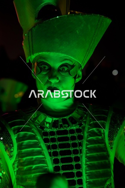 عرض موسيقي ضمن فعاليات خريف صلالة في سلطنة عُمان، عازفو الطبول التقليدية يؤدون إيقاعات شعبية مميزة، ارتداء الزي العُماني التراثي بألوانه ونقوشه الأصيلة، أجواء احتفالية نابضة بالحياة، تفاعل جماهيري، فعاليات ثقافية تعكس الهوية العُمانية وروح موسم الخريف في صلالة.