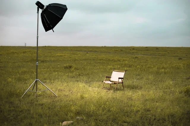 جلسة تصوير في خريف صلالة وسط الأعشاب الخضراء والطبيعة الضبابية، أجواء موسمية منعشة، مناظر طبيعية خلابة، تناغم الضوء الطبيعي مع المساحات المفتوحة، تجربة بصرية تعكس  الطبيعة العُمانية وروح موسم الخريف في مدينة صلالة.
