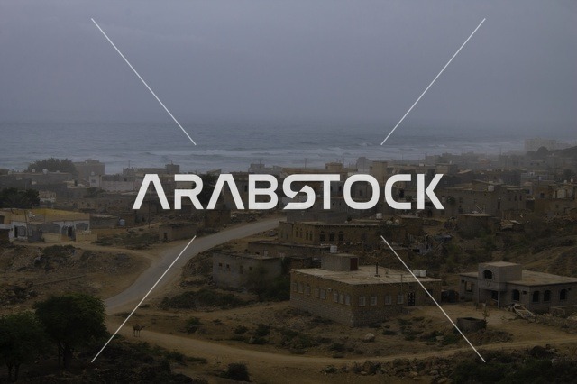 مدينة ساحلية تقع على الحدود بين سلطنة عُمان واليمن خلال موسم الخريف، أجواء ضبابية معتدلة، سواحل طبيعية خلابة، جبال خضراء مكسوّة بالأعشاب، امتداد البحر مع الطبيعة الموسمية، مشهد يعكس جمال الخريف وروعة التنوع الطبيعي في جنوب شبه الجزيرة العربية.