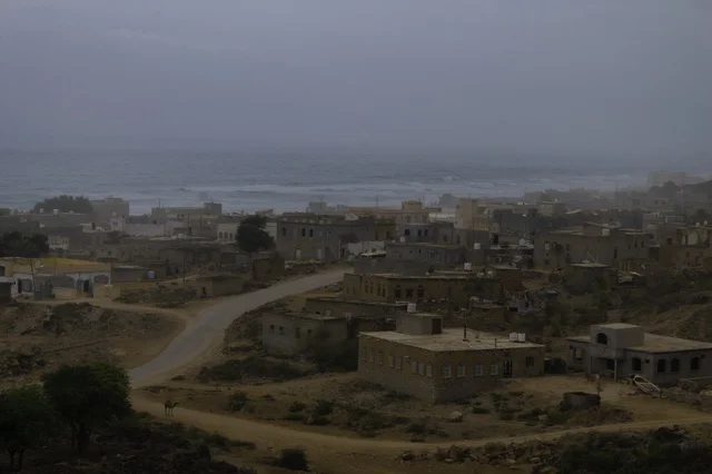 مدينة ساحلية تقع على الحدود بين سلطنة عُمان واليمن خلال موسم الخريف، أجواء ضبابية معتدلة، سواحل طبيعية خلابة، جبال خضراء مكسوّة بالأعشاب، امتداد البحر مع الطبيعة الموسمية، مشهد يعكس جمال الخريف وروعة التنوع الطبيعي في جنوب شبه الجزيرة العربية.