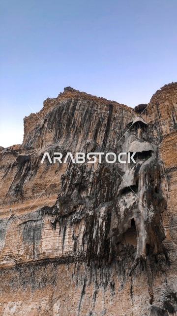 جبل ناطف والعين الجافة في مدينة صلالة، سلطنة عُمان، معلم طبيعي بارز خلال موسم الخريف، طبيعة جبلية مكسوّة بالخضرة، تضاريس صخرية وينابيع موسمية،  وجهة سياحية طبيعية تعكس البيئة العُمانية.