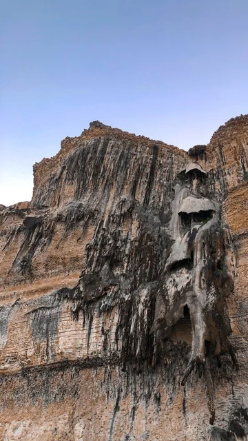 جبل ناطف والعين الجافة في مدينة صلالة، سلطنة عُمان، معلم طبيعي بارز خلال موسم الخريف، طبيعة جبلية مكسوّة بالخضرة، تضاريس صخرية وينابيع موسمية،  وجهة سياحية طبيعية تعكس البيئة العُمانية.