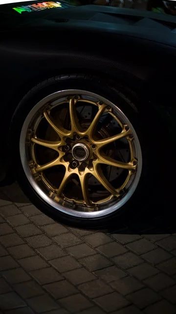 تفاصيل سيارة ضمن عرض السيارات في سلطنة عُمان، إبراز التصميم الخارجي والمواصفات الحديثة، عرض مرئي يعكس تطور صناعة السيارات واهتمام الزوار بعالم المركبات.