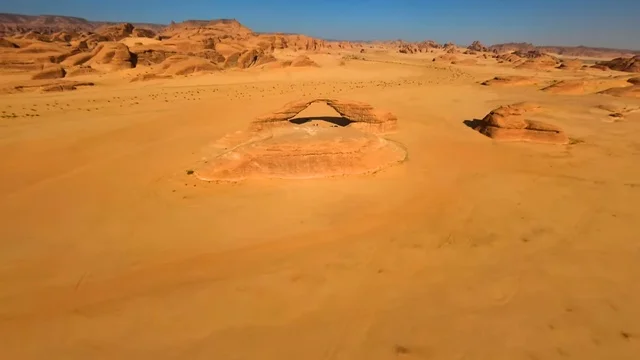 تصوير بانورامي  للتكوينات الصخرية في منطقة بجدة نيوم شمال غرب المملكة العربية السعودية ، مناظر طبيعية خلابة للرمال الذهبية ، جبال ذات تشكيلات صخرية جذابة في تبوك ، معالم حضارية سياحية في المملكة العربية السعودية .