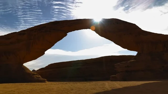 صخرة القوس الشهيرة في المناطق الصحراوية في المملكة العربيه السعودية، معالم اثرية تاريخية قديمة، اماكن سياحية طبيعية مشهورة، التكوينات والتشكيلات الصخرية في صحراء محافظة العلا، القمم والمرتفعات الجبلية وسط البيئة الرمليه