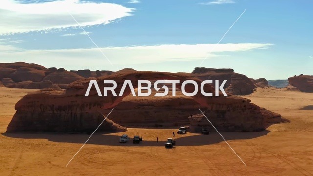 صخرة القوس الشهيرة في المناطق الصحراوية في المملكة العربيه السعودية، معالم اثرية تاريخية قديمة، اماكن سياحية طبيعية مشهورة، التكوينات والتشكيلات الصخرية في صحراء محافظة العلا، القمم والمرتفعات الجبلية وسط البيئة الرمليه