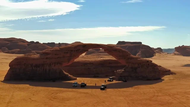 صخرة القوس الشهيرة في المناطق الصحراوية في المملكة العربيه السعودية، معالم اثرية تاريخية قديمة، اماكن سياحية طبيعية مشهورة، التكوينات والتشكيلات الصخرية في صحراء محافظة العلا، القمم والمرتفعات الجبلية وسط البيئة الرمليه صخرة القوس الشهيرة في المناطق الصحراوية في المملكة العربيه السعودية، معالم اثرية تاريخية قديمة، اماكن سياحية طبيعية مشهورة، التكوينات والتشكيلات الصخرية في صحراء محافظة العلا، القمم والمرتفعات الجبلية وسط البيئة الرمليه