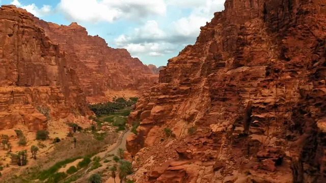 التكوينات والتشكيلات الصخرية على الوديان الجبلية في الأماكن الأثرية التاريخية المشهورة، وادي الديسة في منطقة تبوك، أرض النخيل والعيون الساحرة، سلاسل جبلية ومعالم طبيعية في السعودية، المناطق السياحية في المملكة