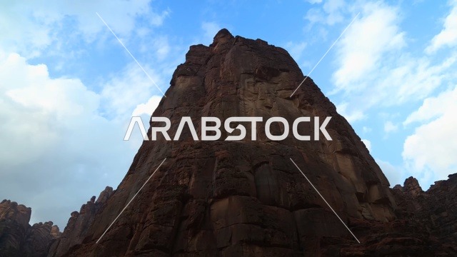 قمة جبلية صخرية في شمال المملكة العربية السعودية ، مناظر طبيعية  للرمال الذهبية ، جبال ذات تشكيلات صخرية جذابة في تبوك ، معالم حضارية سياحية في المملكة العربية السعودية .