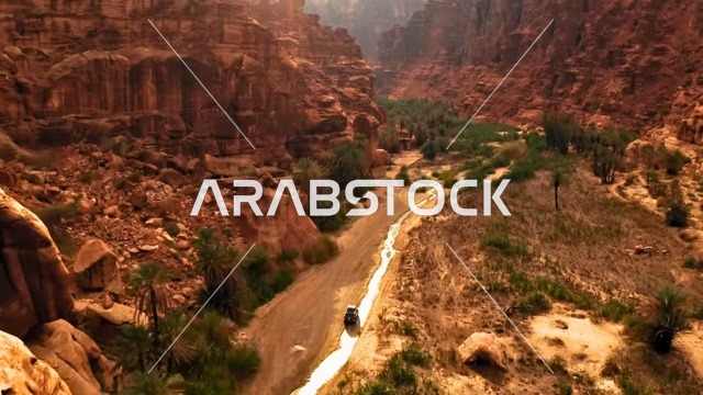 طريق جبل متعرج يخترق الهضاب الصخرية في شمال المملكة العربية السعودية ، مناظر طبيعية  للرمال الذهبية ، جبال ذات تشكيلات صخرية جذابة في تبوك ، معالم حضارية سياحية في المملكة العربية السعودية .