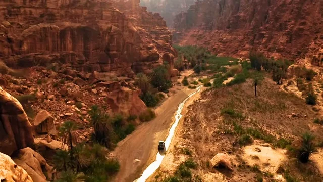 طريق جبل متعرج يخترق الهضاب الصخرية في شمال المملكة العربية السعودية ، مناظر طبيعية  للرمال الذهبية ، جبال ذات تشكيلات صخرية جذابة في تبوك ، معالم حضارية سياحية في المملكة العربية السعودية .