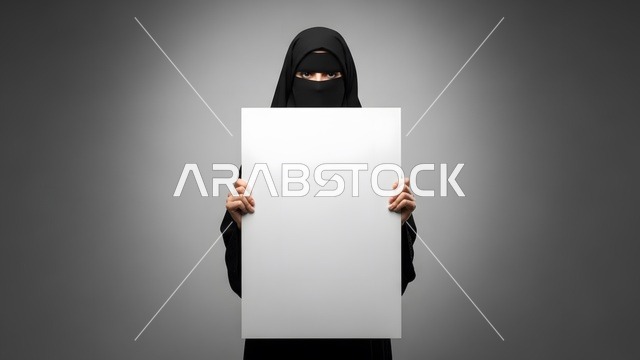 موك اب مستطيل, العروض والإعلانات التسويقية, بورتريه لامرأة عربية خليجية سعودية مسلمة منقبة ترتدي العباءة السوداء تقف باستقامة وتمسك بيديها لوحة بيضاء فارغة, لوحات توضيحية ووسائل تعليمية, خلفية رمادية
