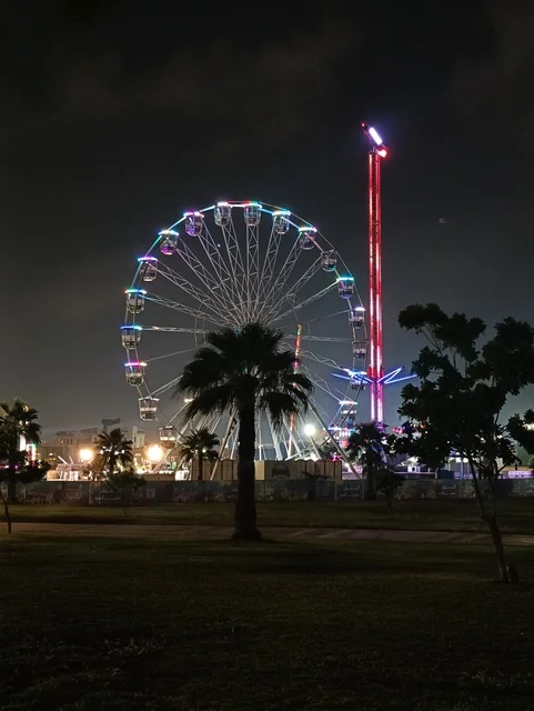 قضاء اوقات المرح والتسلية في مدينة الملاهي والترفيه في الكورنيش الشمالي بمنطقة جازان جنوب المملكة العربية السعودية ،لعبة العجلة الدوارة   ، العطلة الصيفية ، عطلة نهاية الأسبوع