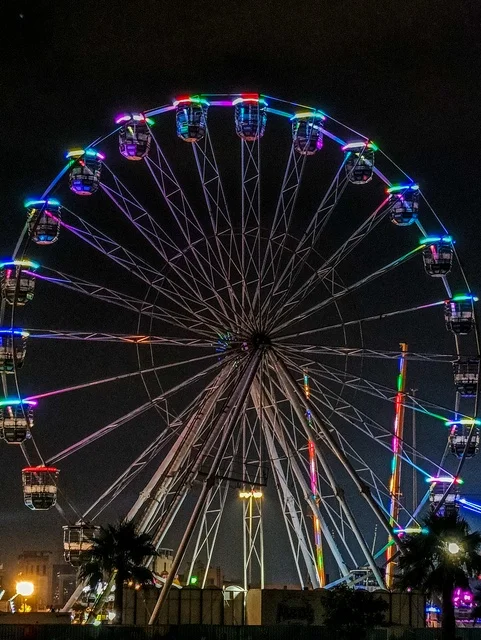 قضاء اوقات المرح والتسلية في مدينة الملاهي والترفيه في الكورنيش الشمالي بمنطقة جازان جنوب المملكة العربية السعودية ،لعبة العجلة الدوارة   ، العطلة الصيفية ، عطلة نهاية الأسبوع