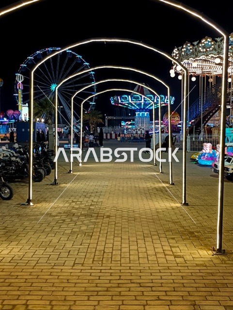 قضاء اوقات المرح والتسلية في مدينة الملاهي والترفيه في الكورنيش الشمالي بمنطقة جازان جنوب المملكة العربية السعودية ،لعبة العجلة الدوارة   ، العطلة الصيفية ، عطلة نهاية الأسبوع