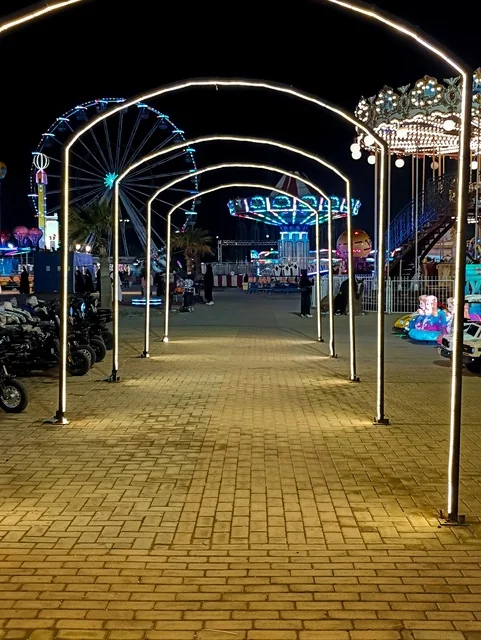 قضاء اوقات المرح والتسلية في مدينة الملاهي والترفيه في الكورنيش الشمالي بمنطقة جازان جنوب المملكة العربية السعودية ،لعبة العجلة الدوارة   ، العطلة الصيفية ، عطلة نهاية الأسبوع