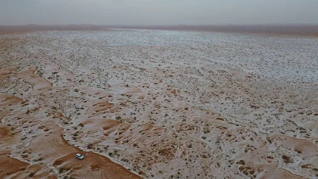 الطبيعة الصحراوية فى المملكة العربية السعودية بردية ثلوج ، منطقة جبلية  مكسوة بالثلوج البيضاء  ، مناظر طبيعية .