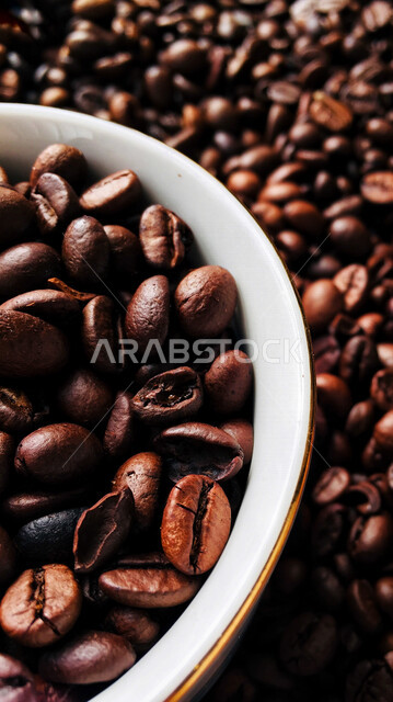 حبوب القهوه المتناثره ، حبوب البن المبعثره ، حبوب القهوه البنية العضويه ،  بذور البن الطازجة ، خلفية لحبوب البن المحمصة