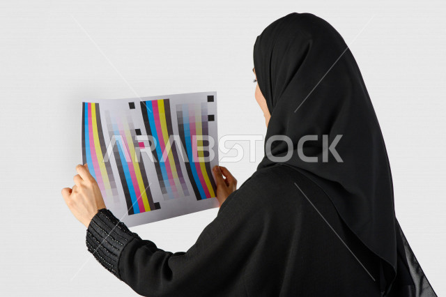 بورتريه بنت عربية سعودية خليجية لديها خبره بدرجات الألوان , مصممة خبيرة بالتصميم , وظيفه ومهن , بيئة عمل , خلفية بيضاء .