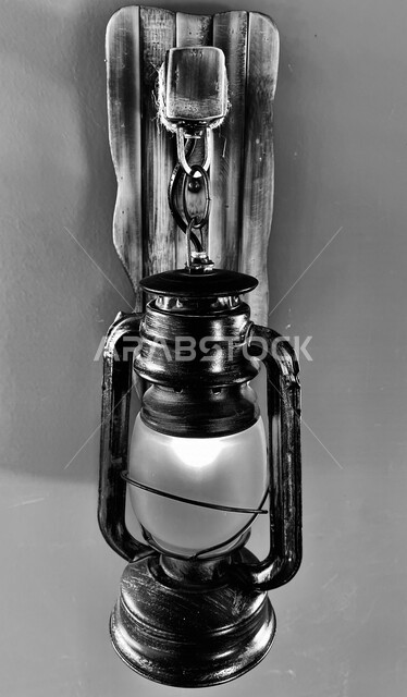 صوره غير ملونة لفانوس عربي تقليدي ، فانوس أثري قديم ، مصباح ، فانوس ، فانوس رمضان ، مصباح قديم الطراز مصنوعة من النحاس ، شهر رمضان ، فانوس سراج ، سراج تراثي