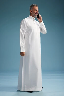 رجل عربي سعودي خليجي يرتدي الثوب الابيض يجري مكالمة هاتفية بايماءات وحركات متنوعه, التواصل مع الاصدقاء عبر الجوال, كامل الجسم, خلفيه زرقاء رجل عربي سعودي خليجي يرتدي الثوب الابيض يجري مكالمة هاتفية بايماءات وحركات متنوعه, التواصل مع الاصدقاء عبر الجوال, كامل الجسم, خلفيه زرقاء