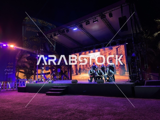 عرض رقص شعبي في فعالية شارع أسبانيا في مركز الملك عبدالعزيز الثقافي العالمي "إثراء" بمدينة الظهران في المنطقة الشرقية، المملكة العربية السعودية، يوم 11 من أكتوبر 2025، عروض موسيقية وفنية حية، أنشطة تفاعلية العائلات والأطفال ،رقصات فلامنكو ، مطاعم ومقاهي بطابع اسباني، أجواء احتفالية نابضة بالحياة.