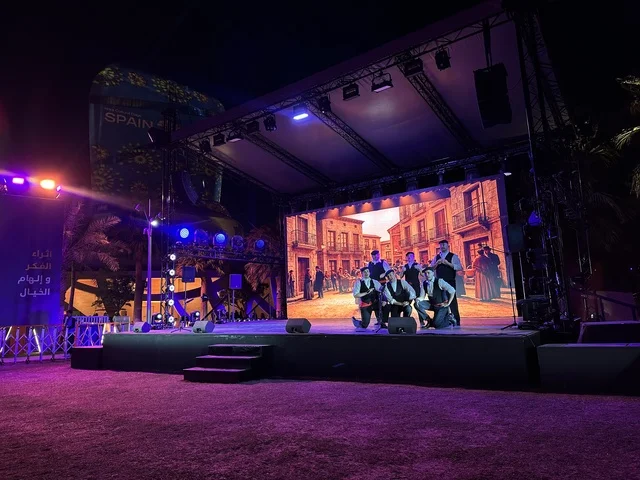 عرض رقص شعبي في فعالية شارع أسبانيا في مركز الملك عبدالعزيز الثقافي العالمي "إثراء" بمدينة الظهران في المنطقة الشرقية، المملكة العربية السعودية، يوم 11 من أكتوبر 2025، عروض موسيقية وفنية حية، أنشطة تفاعلية العائلات والأطفال ،رقصات فلامنكو ، مطاعم ومقاهي بطابع اسباني، أجواء احتفالية نابضة بالحياة.
