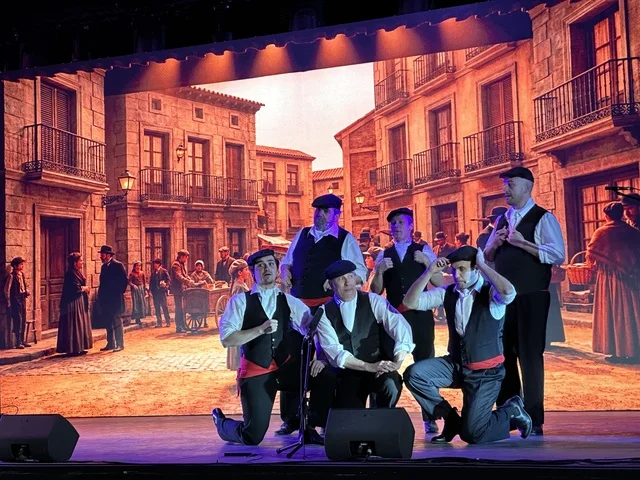 عرض رقص شعبي في فعالية شارع أسبانيا في مركز الملك عبدالعزيز الثقافي العالمي "إثراء" بمدينة الظهران في المنطقة الشرقية، المملكة العربية السعودية، يوم 11 من أكتوبر 2025، عروض موسيقية وفنية حية، أنشطة تفاعلية العائلات والأطفال ،رقصات فلامنكو ، مطاعم ومقاهي بطابع اسباني، أجواء احتفالية نابضة بالحياة.