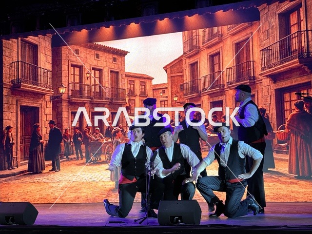 عرض رقص شعبي في فعالية شارع أسبانيا في مركز الملك عبدالعزيز الثقافي العالمي "إثراء" بمدينة الظهران في المنطقة الشرقية، المملكة العربية السعودية، يوم 11 من أكتوبر 2025، عروض موسيقية وفنية حية، أنشطة تفاعلية العائلات والأطفال ،رقصات فلامنكو ، مطاعم ومقاهي بطابع اسباني، أجواء احتفالية نابضة بالحياة.