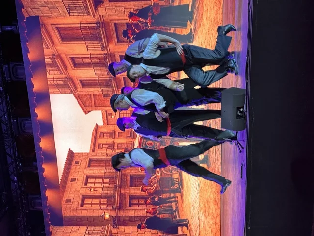 عرض رقص شعبي في فعالية شارع أسبانيا في مركز الملك عبدالعزيز الثقافي العالمي "إثراء" بمدينة الظهران في المنطقة الشرقية، المملكة العربية السعودية، يوم 11 من أكتوبر 2025، عروض موسيقية وفنية حية، أنشطة تفاعلية العائلات والأطفال ،رقصات فلامنكو ، مطاعم ومقاهي بطابع اسباني، أجواء احتفالية نابضة بالحياة.